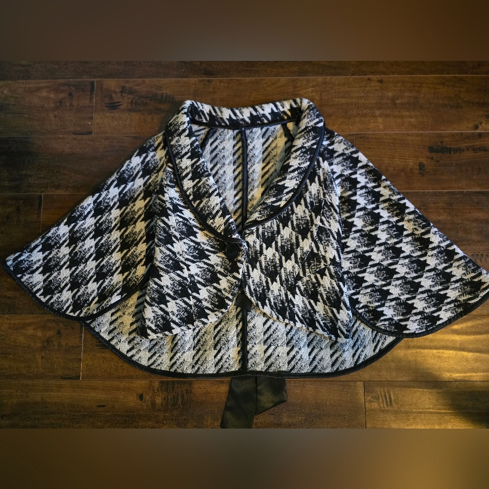 BOGO Mario Serrani Black and White Houndstooth Cape